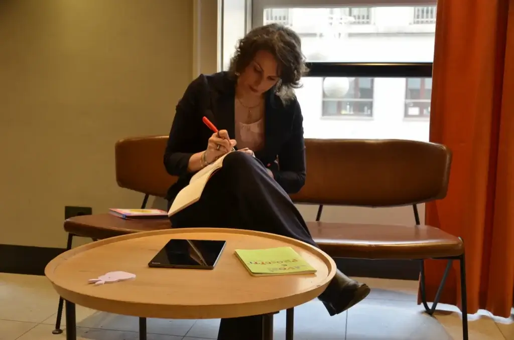 Chiara Kaleidostudio che scrive sul quaderno